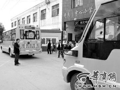 校車“特權(quán)”有名無(wú)實(shí) 上路難獲尊重少有車輛避讓 校車“特權(quán)”有名無(wú)實(shí) 上路難獲尊重少有車輛避讓