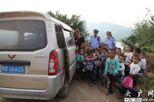 廣西柳州8座面包車充當(dāng)幼兒園校車 塞進(jìn)26人超員225% 廣西柳州8座面包車充當(dāng)幼兒園校車 塞進(jìn)26人超員225%