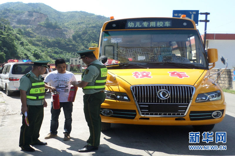 福建寧德三都邊防派出所開展校車安全排查整治活動(dòng)