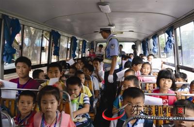 9月初，全市中小學(xué)開學(xué)，謝崗交警檢查校車安全 東莞時報資料圖 記者 王歡 攝
