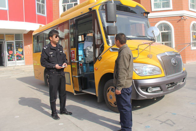 石河子交警開展校車接送學生車輛專項整治/ 石河子交警開展校車接送學生車輛專項整治