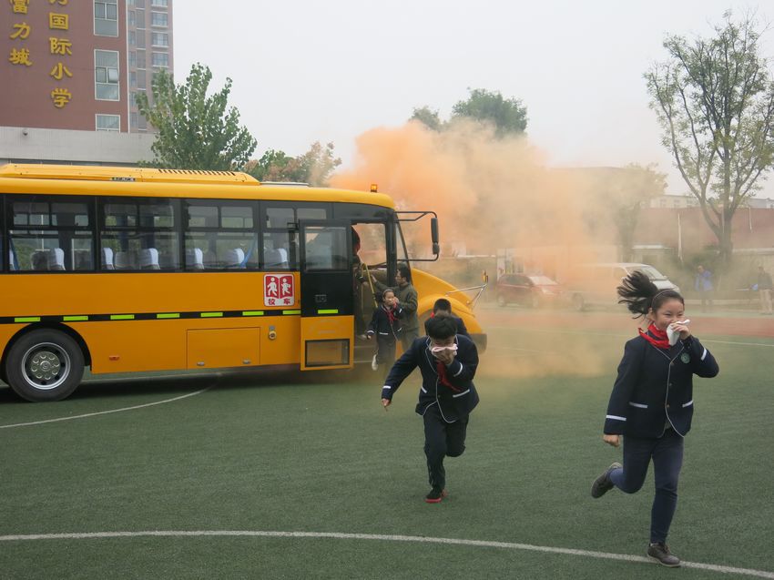 西安：航天消防大隊(duì)演練進(jìn)校園 校車(chē)起火師生掩面逃離