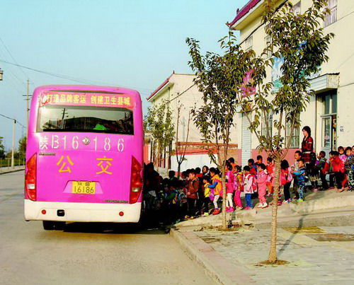 陜西:公交車接送幼兒存在安全隱患 陜西:公交車接送幼兒存在安全隱患