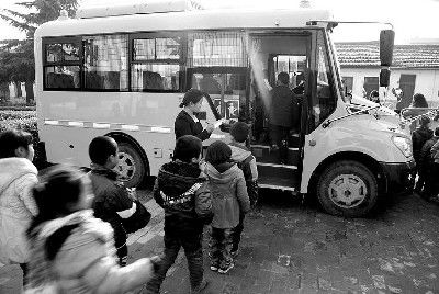 陜西:灃東新城的學(xué)生們坐上了正規(guī)校車 陜西:灃東新城的學(xué)生們坐上了正規(guī)校車