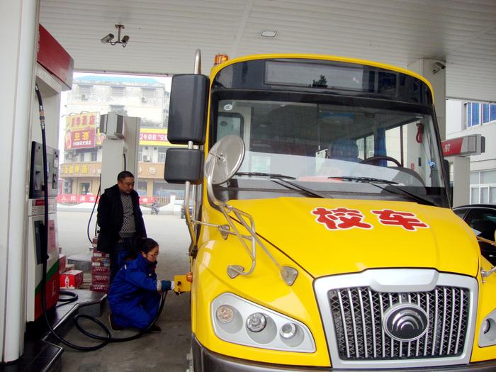 合肥石油：校車綠色通道受稱贊