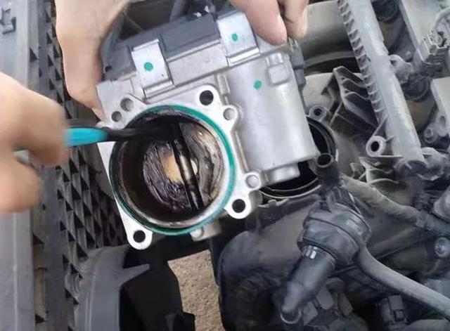 校車發(fā)動機節(jié)氣門的保養(yǎng)方法，你能自己清洗嗎？