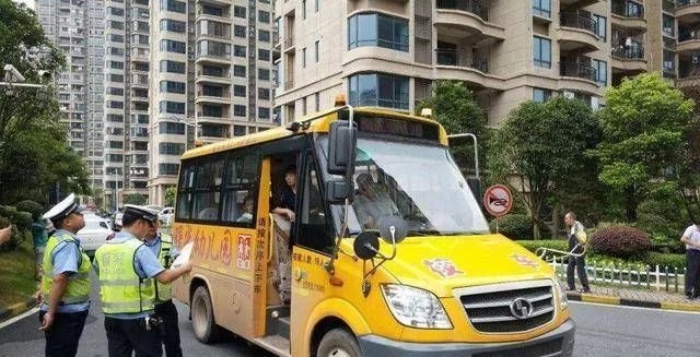 校車加油時應(yīng)注意哪些安全措施/ 校車加油時應(yīng)注意哪些安全措施