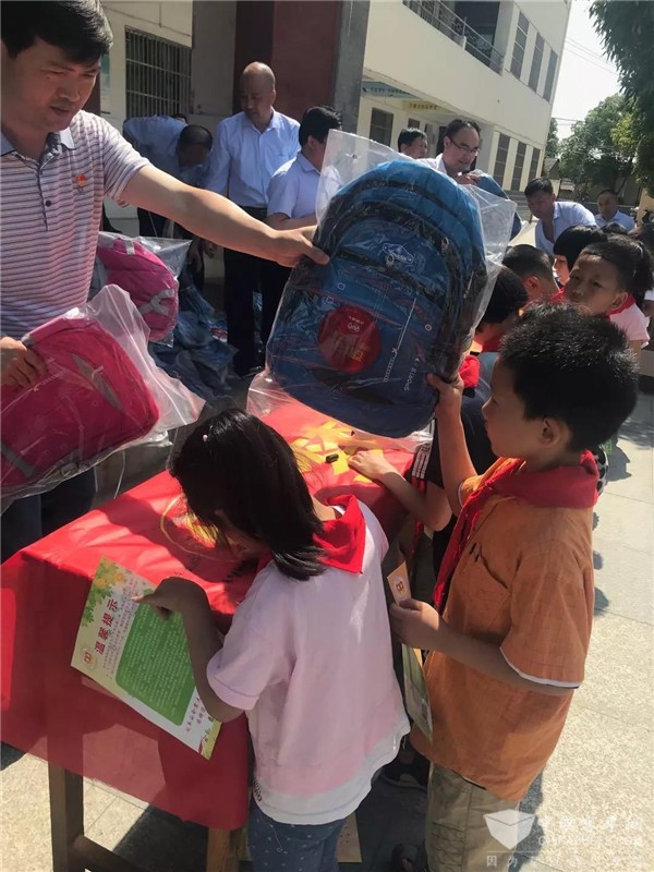 情系留守兒童，“百城千?！卑矂P校車公益行為愛再出發(fā)