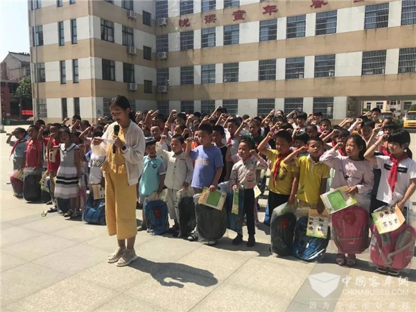 情系留守兒童，“百城千?！卑矂P校車公益行為愛再出發(fā)