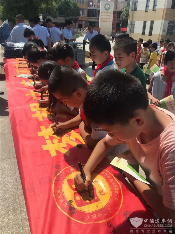 情系留守兒童，“百城千?！卑矂P校車公益行為愛再出發(fā)