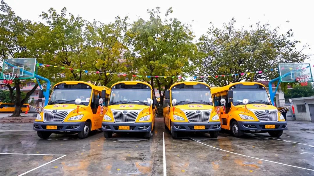 新年開門紅，45輛宇通校車駛?cè)腴_平!