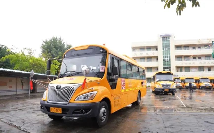 新年開門紅，45輛宇通校車駛?cè)腴_平!