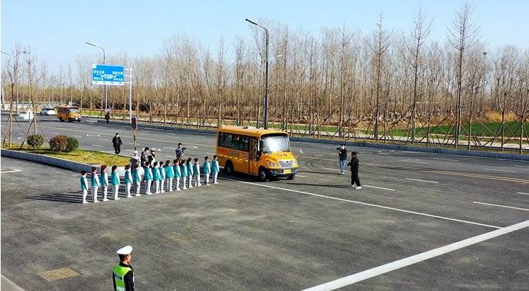 做通勤路上的“鋼鐵防線”，宇通校車實(shí)景演練護(hù)航上學(xué)路