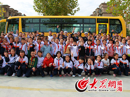 威海小學生校車應急逃生演練/ 威海小學生校車應急逃生演練