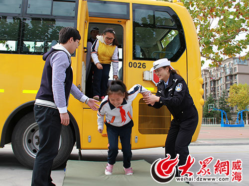 威海小學生校車應急逃生演練/ 威海小學生校車應急逃生演練