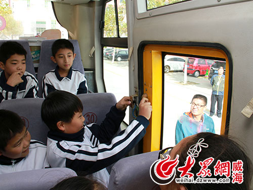 威海小學生校車應急逃生演練/ 威海小學生校車應急逃生演練