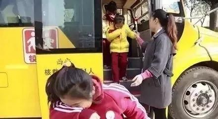 關(guān)注校車安全，關(guān)愛學(xué)生成長(zhǎng)