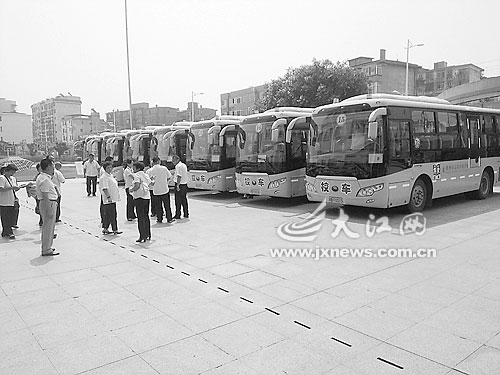 江西贛州籌億元更校車 首啟用校車專用號牌 江西贛州籌億元更校車 首啟用校車專用號牌