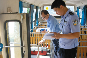 校車“體檢”享上門服務(wù) 部分校車不合規(guī)范 校車“體檢”享上門服務(wù) 部分校車不合規(guī)范