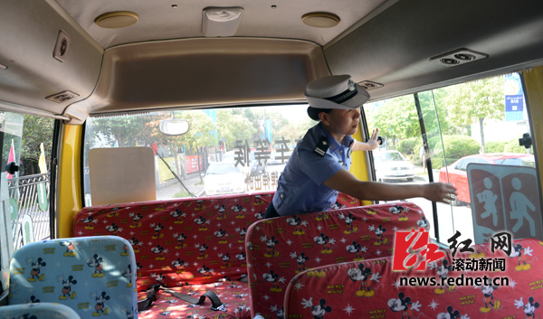 (8月13日，長沙珠江花城小區(qū)，交警正在對該小區(qū)內(nèi)一家幼兒園校車進行安全檢查。圖/滾動新聞記者 陳勇)