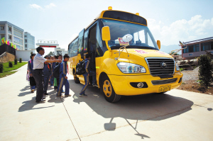 昆明東川山里娃坐上“大鼻子”校車 昆明東川山里娃坐上“大鼻子”校車