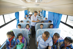 昆明東川山里娃坐上“大鼻子”校車 昆明東川山里娃坐上“大鼻子”校車