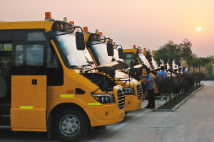 清晨6點半，校車已列隊待發(fā)