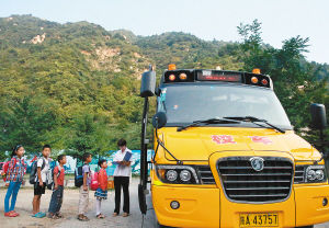 老師點名，排隊上車