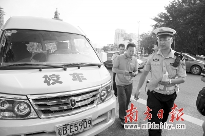 未經檢查上路 校車一律查扣 交警上路查校車。魯力 攝