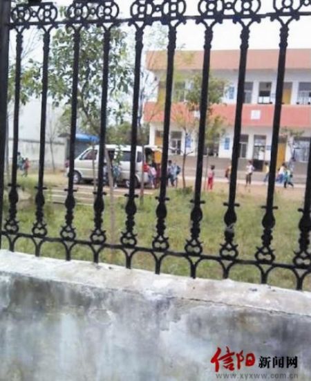 圖為網(wǎng)友提供的照片，可以看出，放學(xué)后，學(xué)生陸續(xù)進(jìn)入面包車內(nèi)