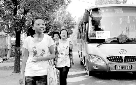 江夏“校車”復(fù)出 3000學(xué)生乘車不再愁 江夏“校車”復(fù)出 3000學(xué)生乘車不再愁