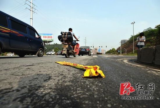 地上殘留著校車玻璃碎片，有塊塑料布上寫著“請停車等候”的字。圖/滾動新聞記者