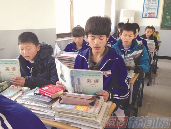 乳山新建兩所學(xué)校增配67輛校車 學(xué)生表示很幸福 乳山新建兩所學(xué)校增配67輛校車 學(xué)生表示很幸福