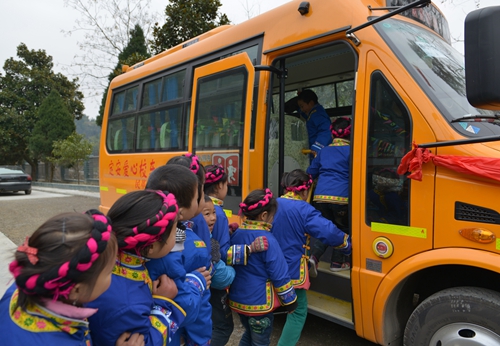 湖南:偏遠(yuǎn)苗鄉(xiāng)學(xué)童獲贈(zèng)愛心校車 湖南:偏遠(yuǎn)苗鄉(xiāng)學(xué)童獲贈(zèng)愛心校車