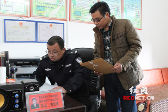 安鄉(xiāng)縣200余輛校車集中“體檢” 安鄉(xiāng)縣200余輛校車集中“體檢”(圖)