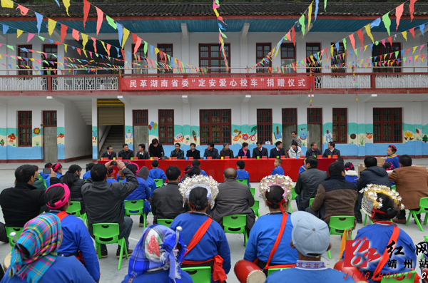 湖南；“大鼻子”校車滿載愛(ài)心開(kāi)進(jìn)靖州巖灣小學(xué)