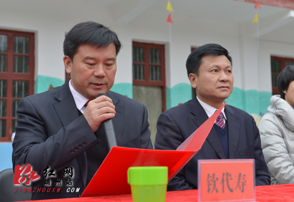 湖南；“大鼻子”校車滿載愛(ài)心開(kāi)進(jìn)靖州巖灣小學(xué)