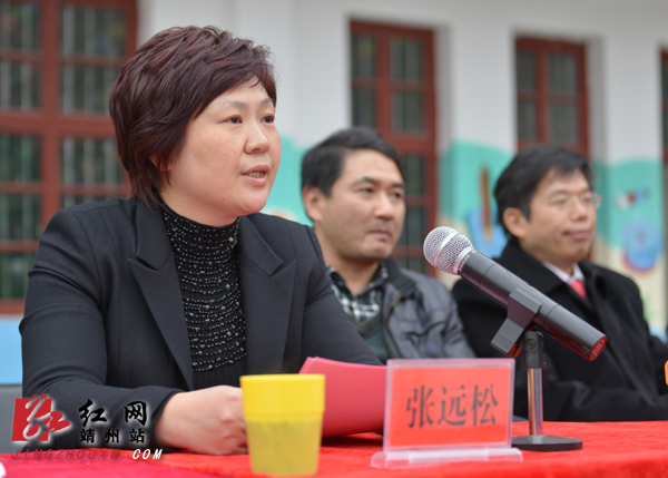 湖南；“大鼻子”校車滿載愛(ài)心開(kāi)進(jìn)靖州巖灣小學(xué)