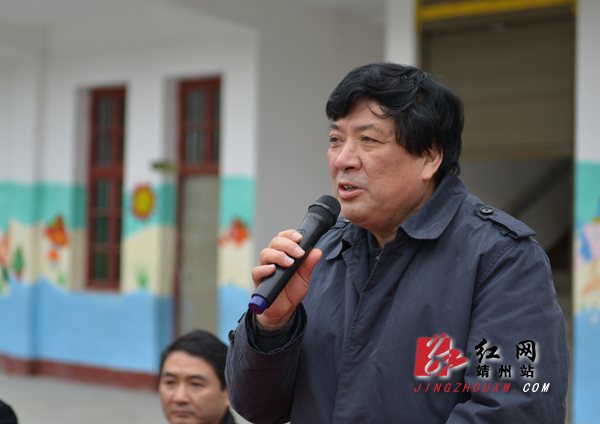 湖南；“大鼻子”校車滿載愛(ài)心開(kāi)進(jìn)靖州巖灣小學(xué)