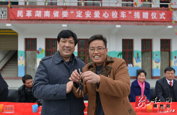 湖南；“大鼻子”校車滿載愛(ài)心開(kāi)進(jìn)靖州巖灣小學(xué)