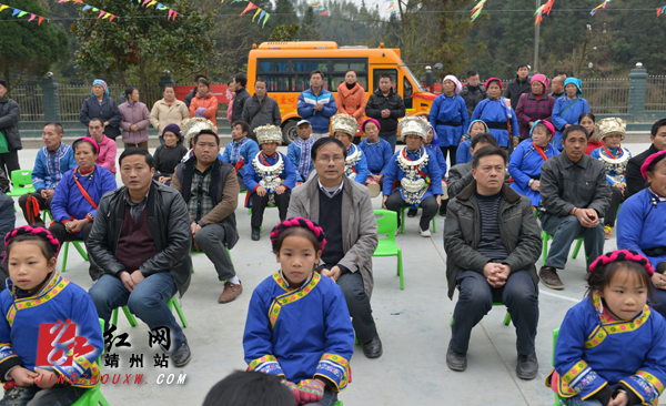 湖南；“大鼻子”校車滿載愛(ài)心開(kāi)進(jìn)靖州巖灣小學(xué)