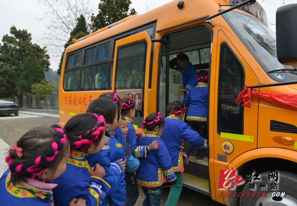 湖南；“大鼻子”校車滿載愛(ài)心開(kāi)進(jìn)靖州巖灣小學(xué)