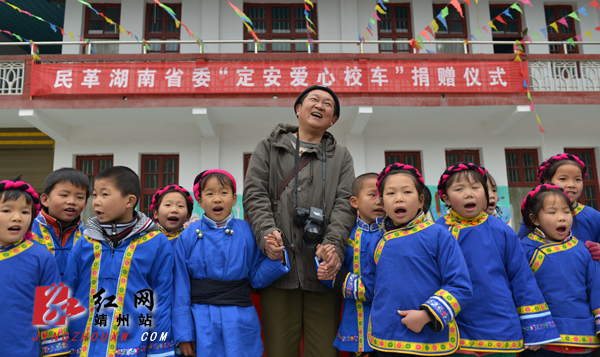湖南；“大鼻子”校車滿載愛(ài)心開(kāi)進(jìn)靖州巖灣小學(xué)