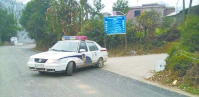 貴陽：警察叔叔開“校車” 孩子不用再摸黑走路上學(xué)