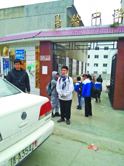 貴陽：警察叔叔開“校車” 孩子不用再摸黑走路上學(xué)