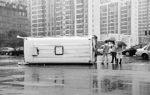 鄭州街頭校車(chē)貨車(chē)拼“車(chē)速” 致一車(chē)側(cè)翻司機(jī)受傷 鄭州街頭校車(chē)貨車(chē)拼“車(chē)速” 致一車(chē)側(cè)翻司機(jī)受傷