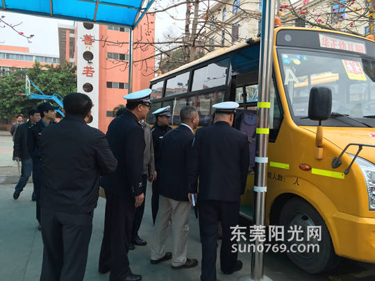 塘廈:交警嚴查校車九類違法行為 塘廈:交警嚴查校車九類違法行為