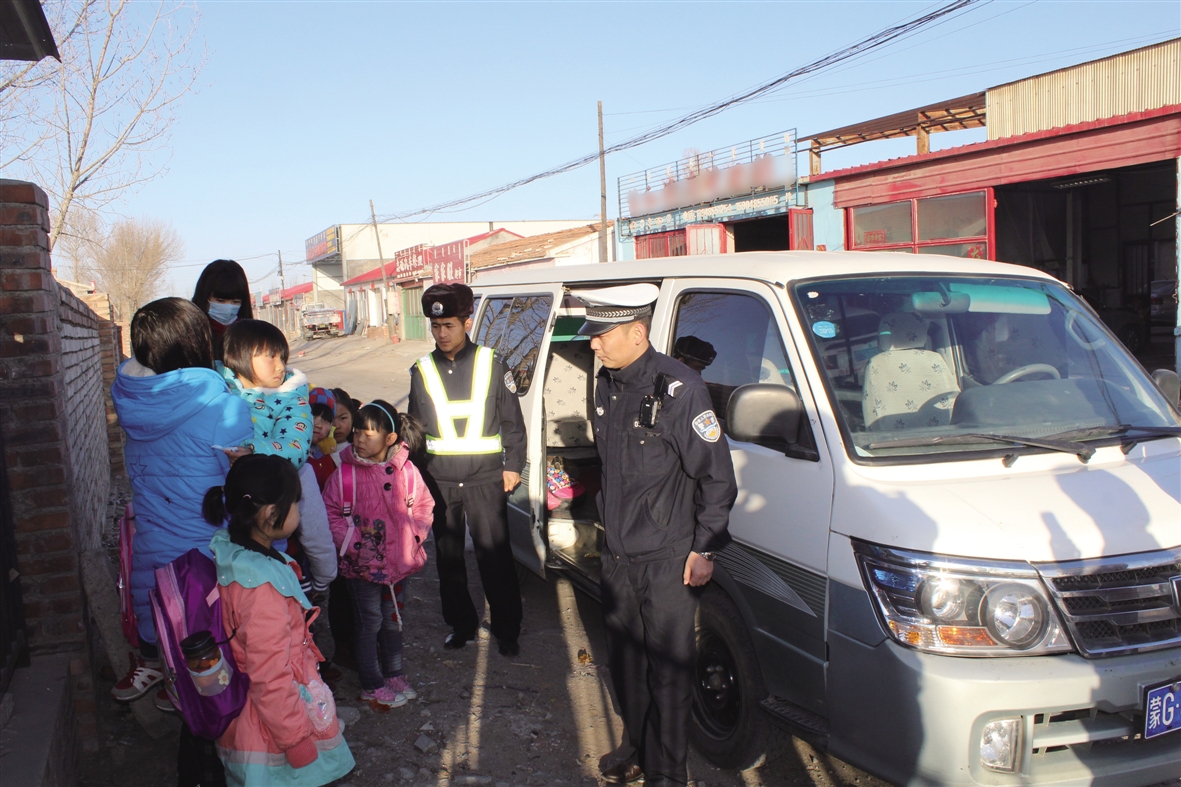 內(nèi)蒙古：“黑校車(chē)”撞上民警巡邏 “小肚量”竟塞17人