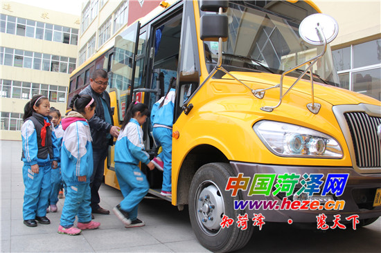 菏澤:市區(qū)首批“大鼻子”校車上路運(yùn)營 菏澤:市區(qū)首批“大鼻子”校車上路運(yùn)營