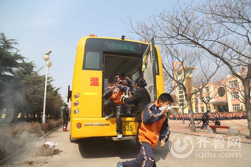 青島交運大鼻子校車春季消防演練 數(shù)十秒撤離完畢 校車消防演練現(xiàn)場